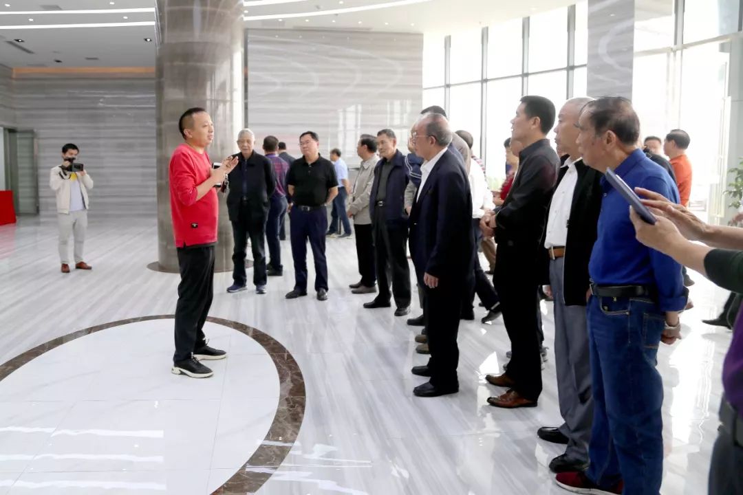 全市副地級(jí)以上、市直單位正縣級(jí)離退休干部代表在百宏光電開展“增添正能量、助力新跨越”參觀視察活動(dòng)
